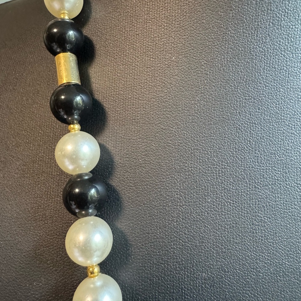 🫟3/$25🫟 Vintage faux pearl and black beads necklace. - Picture 3 of 5